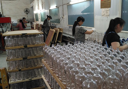 玻璃酒瓶是酒類(lèi)包裝行業(yè)首選的包裝產(chǎn)品